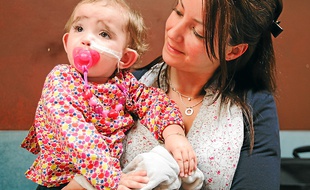 Mathilde, nourrie par sonde naso-gastrique, et sa maman Laëtitia.
