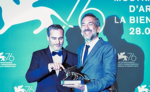 Le 7 septembre 2019, le réalisateur américain pose avec le Lion d'or qu'il a obtenu pour son film, «Joker», au côté de l'acteur Joaquin Phoenix, qui incarne le rôle-titre.