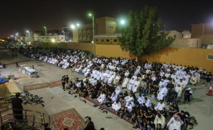 Des fidèles chiites réunis dans une husseiniyat, le 16 octobre 2015 à Qatif