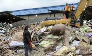 Les équipes de secours aident le 17 septembre 2014 au déblaiement de la Synagogue Church of All Nations, un édifice religieux qui s'est écroulé le 12 septembre à Lagos faisant 80 morts, selon un dernier bilan