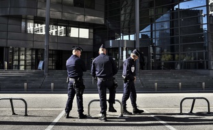 Des policiers devant le tribunal de Grenoble (photo d'illustration) AFP PHOTO / JEFF PACHOUD