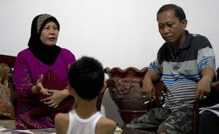 Rusli Abdul Rahman (d) et sa femme Fardhiah, le 28 novembre 2014 à Banda Aceh en Indonésie