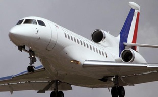 L'avion transportant le président François Hollande vers Berlin a été contraint de faire demi-tour mardi après avoir été touché par la foudre, et le chef de l'Etat est reparti vers sa destination à bord d'un autre avion, a-t-on appris auprès du ministère de la Défense.