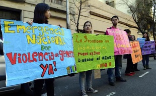 Des militantes contre la violence contre les femmes devant le Congrès à Buenos Aires le 31 août 2012