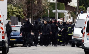 Les forces de l'ordre se regroupent après l'opération menée par le Raid pour arrêter Mohamed Merah se soit terminée. Ce dernier est décédé pendant l'assaut. A Toulouse, le 22 mars 2012.