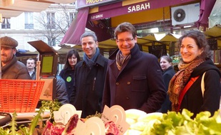 Christophe Najdovski, candidat EELV à la mairie de Paris, et Pascal Canfin, ministre écologiste du Développement, le 7 février 2014, place Aligre, dans le 12e arrondissement de Paris.