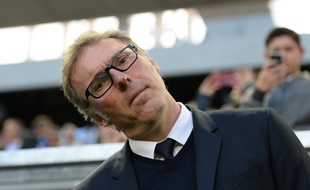 Laurent Blanc, l'entraîneur du PSG, lors de sa première rencontre dirigée dans le nouveau stade Bordeaux, face aux Girondins, le 11 mai 2016.