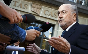 Sepp Blatter face à la presse à son arrivée au TAS, à Lausanne, le 21 avril 2017.