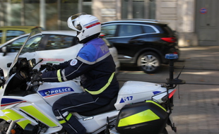 Un motard de la police ici lors d'un contrôle mené à Rennes.