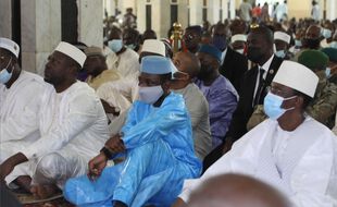 Le président malien de transition Assimi Goita (en bleu) assis à la Grande Mosquée de Bamako lors de l'Aïd avant la «tentative d'assassinat» dont il a été la cible, le 20 juillet 2021.