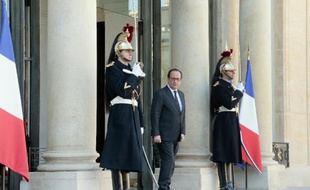 Francois Hollande le 5 mars 2015 sur le perron de l'Elysée à Paris