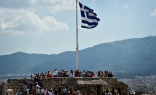 Le drapeau grec sur l'Acropole à Athènes, le 30 juin 2015