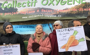 Des militants du collectif Oxygène qui se bat contre l'implantation d'un centre commercial Oxylane près de Montpellier