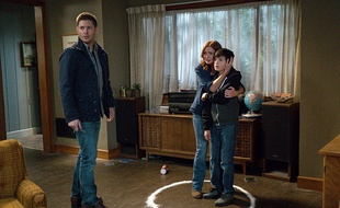 Logan Williams entouré des acteurs de la série "Supernatural", Brigid Brannagh et Jensen Ackles