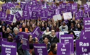 49.000 personnes, en majorité des femmes, ont défilé samedi à Paris contre les violences sexistes et sexuelles.