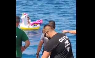 Une petit fille, emportée au large alors qu’elle se baignait à proximité de ses parents sur une plage d'Antirion, une ville du golfe de Corinthe, a pu être sauvée par un ferry.
