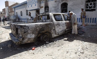 Un véhicule calciné après un raid de la police dans un repaire d'Al-Qaïda au nord de Sanaa, Yemen, le 27 mai 2014.