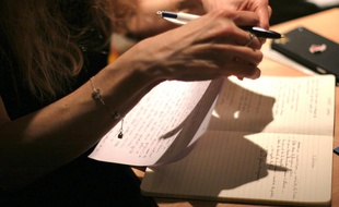 Aux ateliers « Les écrits polissons », on travaille l'écriture de textes érotiques en groupe.