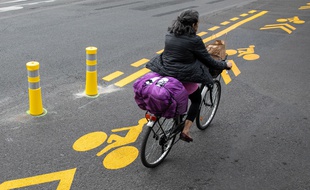 Une cycliste à Paris le 10 mai 2020.