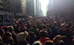 Une foule massive manifeste contre Donald Trump à New York, le 21 janvier 2017.