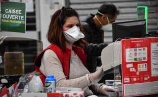Illustration d'une employée d'un supermarché à la caisse, lors de l'épidémie de coronavirus