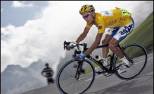 Le porteur du maillot jaune au départ de Tarbes, le Français Cyril Dessel, s'est battu d'arrache-pied. En franchissant la ligne 4 min 45 sec après le trio de tête, il a laissé la place de leader à Landis par le jeu des bonifications.