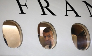 Emmanuel Macron dans le Falcon présidentiel, le 22 décembre 2017.