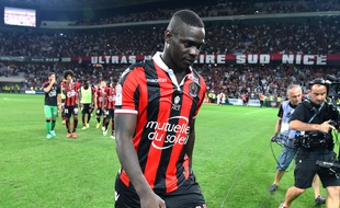 Mario Balotelli avec le maillot de l'OGC Nice