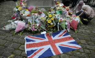Un drapeau britannique déposé en hommage à la députée Jo Cox le 17 juin 2016 à Birstall