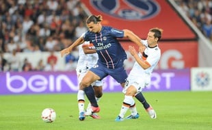 Zlatan Ibrahimovic s'infiltre entre deux joueurs lorientais, le 12 août 2012 au Parc des Princes.