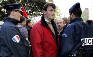 Dominique Plancke, élu EELV du Nord/Pas-de-Calais, a décidé de se rendre de lui-même à un commissariat belge mardi alors qu'il était recherché depuis presque un an par la police du pays à la suite d'un fauchage volontaire dans un champ de pommes de terre transgéniques près de Gand.