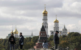 Malgré le nombre record de morts et la hausse des contaminations, les autorités refuse de confiner les villes, même Moscou, Moscou, de loin le principal foyer épidémique du pays.