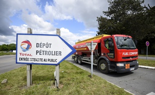 Image d'illustration d'un camion arrivant à un dépôt pétrolier à Vern-sur-Seiche, près de Rennes, le 23 mai 2017.