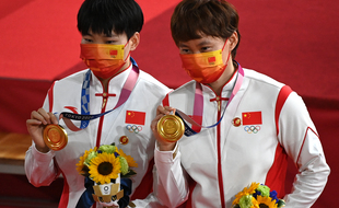 Les deux athlètes chinois avec leur badge de Mao Zedong.