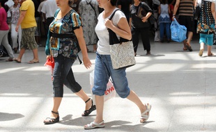 Illustration: Des Tunisiens font du shopping dans unc entre commercial de Tunis, le 28 juillet 2011.