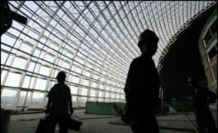 Si à l'extérieur, l'immense bulle de titane et de verre ne semble plus attendre qu'un sérieux dépoussiérage, à l'intérieur, les corps de métier s'activent.