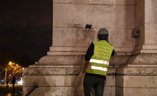 (Photo d'illustration) Un "gilet jaune" près de l'Arc de Triomphe à Paris.