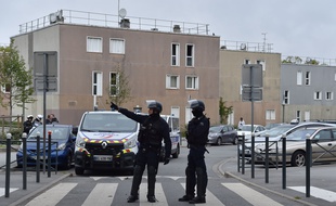 Des policiers français à La Grande Borne, à Grigny, le 5 octobre après la mort de deux jeunes, tués par balles.