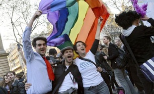 "Ces six derniers mois ont été durs, on nous a trainés par terre mais nous sommes toujours debout sur nos talons". Comme les "soeurs de perpétuelle indulgence" en robe longue, coiffe et paillettes, des milliers ont convergé vers le Marais, quartier parisien célèbre pour ses nombreux bars gay, pour fêter la loi sur le mariage homo.
