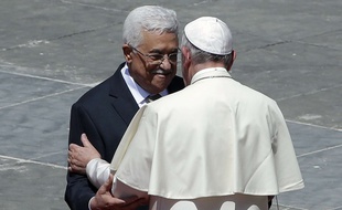 Le pape François et le président de l'Autorité palestinienne, Mahmoud Abbas, sur la place Saint Pierre, au Vatican, le 17 mai 2015.