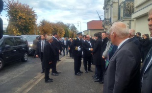 Arrivée de François Hollande à Puisseguin le 27 octobre 2015 pour l'hommage national aux victimes