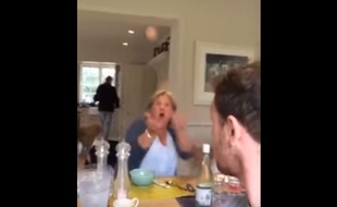 Chaque jour pendant un an, pour s'amuser, un fils s'est filmé en train de jeter un œuf à sa mère.