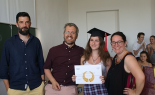 Agathe, entourée de ses professeurs du lycée Saint-Charles