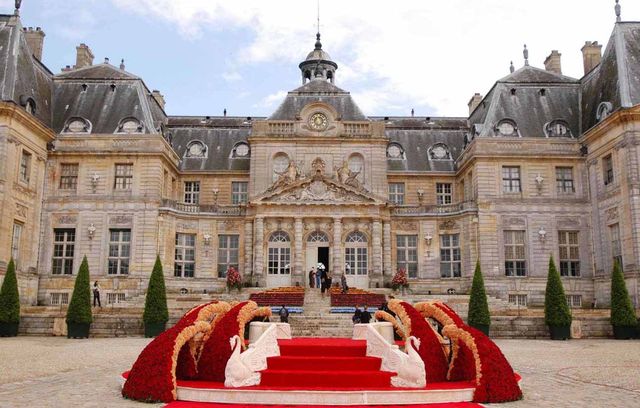 Un château, et pourquoi pas deux ? Vaux-Le Vicomte était l’autre lieu de réception du méga mariage de la fille Mittal. Sachez aussi que papa avait payé la semaine à Paris dans des hôtels 5 étoiles à environ 1.000 invités. Au total, le mariage aurait coûté plus de 50 millions de dollars.