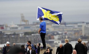 Un partisan de l'indépendance de l'Ecosse brandit le drapeau de l'Ecosse sur lequel est inscrit un "YES", le 21 septembre 2013
