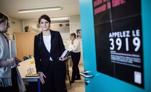 Marlène Schiappa en visite dans un centre d'appel dédié aux victimes de violences , le 25 novembre 2017.