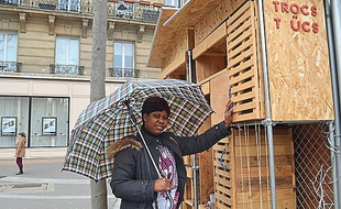 La trouvaille du jour de Fatoumata: un parapluie neuf.