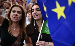 Des manifestants pro-Europe devant le Parlement à Athènes, le 30 juin 2015