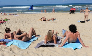 Des naturistes sur la plage du Centre Hélio Marin de Montalivet (Gironde).