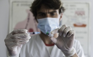 Illustration d'un chercheur travaillant sur le vaccin contre le Covid-19.